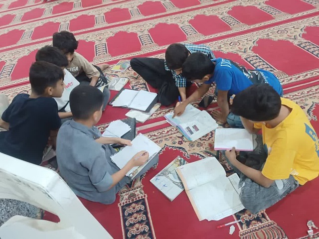 مسجدی که پاتوق مطالعه بچه ها در فصل امتحانات شده است