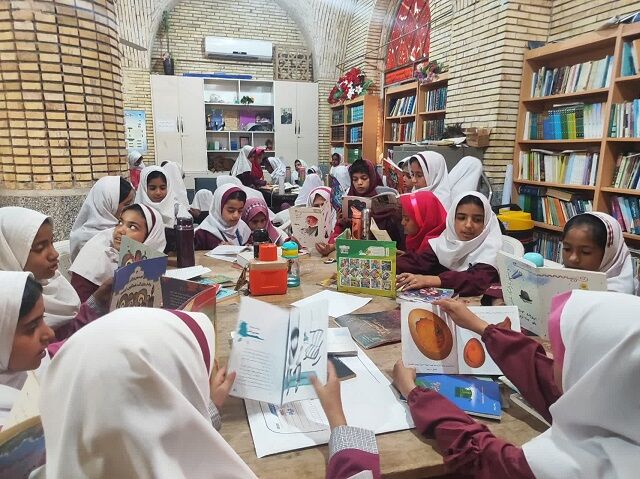 مسجدی که پاتوق مطالعه بچه ها در فصل امتحانات شده است