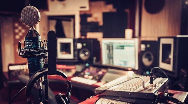 ماجرای جوانی که اتاقش را به استودیوی تولید سرود مسجدی تبدیل کرد